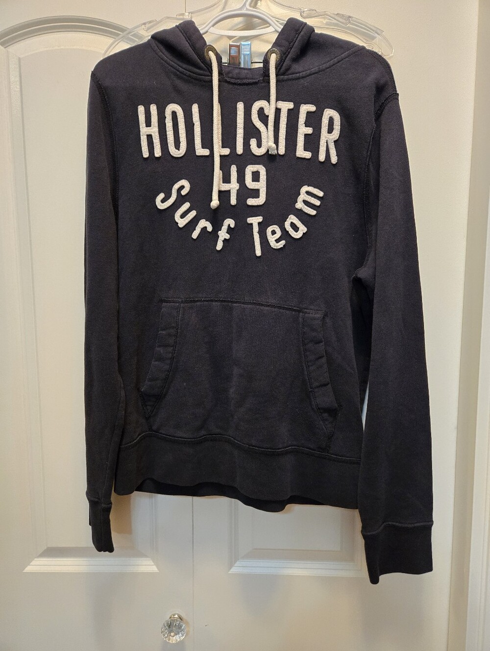Hollister Men's Navy Crewneck Hoodie with White Appliqué